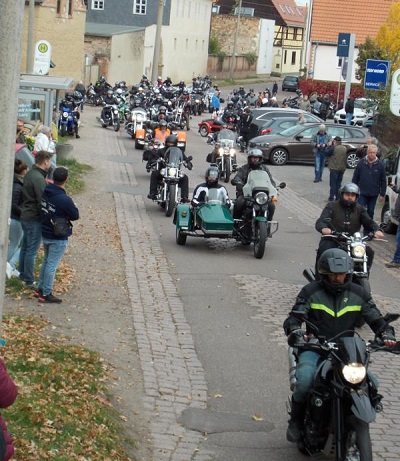 Circa 120 Motorräder machen sich auf den Weg